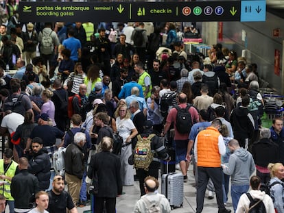 Pasajeros en el aeropuerto de Lisboa, este martes.