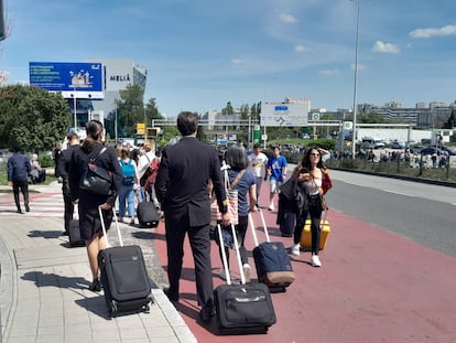 Viajeros, este lunes, en el aeropuerto de Lisboa (Portugal).